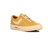 Championes Pony Champion color mostaza, de gamuza, con logo lateral en cuero blanco y suela color crema.