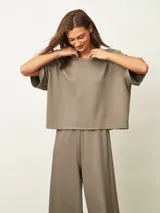 Remera azul oscuro de manga corta, cuello redondo y corte holgado.