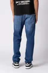 Pantalón de jean de corte recto en color celeste claro, con diseño clásico de cinco bolsillos y costuras reforzadas.