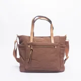 Cartera tipo bolso de mano color marrón, con bolsillo frontal con cierre, asas de mano en color beige y correa ajustable extraíble.