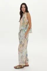 Musculosa estampada de escote redondo con apertura y botón en la espalda, confeccionada en una mezcla de algodón y seda con diseño floral multicolor sobre base beige.