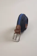 Cinturón elástico trenzado azul con detalles en azul más claro y hebilla metálica plateada con aplique de cuero marrón.