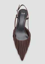 Zapatos de tacón kitten color marrón, con diseño fruncido en la parte delantera, punta fina y tira ajustable con hebilla en el talón.