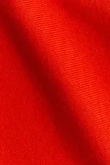 Remera de punto fino en color rojo con escote en V, cintura entallada y mangas dolman largas.
