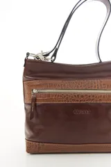 Cartera de cuero color beige, de diseño estructurado, con bolsillo frontal con cierre y detalles en cuero grabado con efecto reptil. Cuenta con correa ajustable para llevar al hombro o cruzada.
