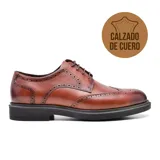 Zapato de vestir acordonado color marrón, con detalles de perforaciones en el cuero y suela negra.