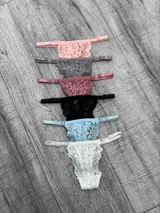 Pack de seis tangas de encaje de tiro bajo en colores rosa, gris, lila, negro, celeste y blanco.