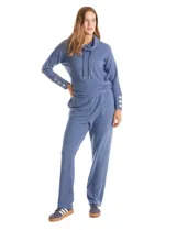 Pantalón tipo jogger de tejido soft color azul, con cintura elástica y bolsillos laterales funcionales. Presenta un diseño de pierna fluida con ajuste leve en los tobillos.