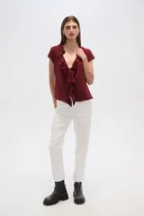 Top de viscosa color bordó con escote en V profundo, mangas cortas y detalle de volados frontales con lazo de ajuste.