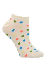 Medias cortas de color crema con estampado de corazones pequeños en colores azul, verde, amarillo y naranja. Presentan un puño con borde ondulado y logo de la marca en la puntera.