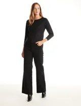 Buzo de tejido fino color beige, con cuello redondo, mangas tres cuartos y diseño raglán.