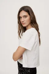 Remera corta verde militar de algodón, con cuello redondo, manga corta y calce relajado.