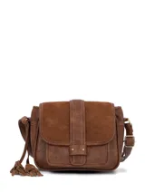 Cartera bandolera de color marrón, confeccionada en una combinación de cuero sintético y gamuza. Presenta una solapa frontal con cierre magnético, detalles de tachas metálicas y un colgante de flecos decorativo en uno de los laterales. Incluye una correa ajustable con hebilla metálica.