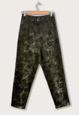 Pantalón slouchy gris con estampado floral, de bengalina elastizada.