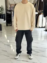 Pantalón cargo de jean estilo oversize, color celeste, con bolsillos laterales con solapa y corte recto.