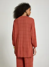 Camisa de punto de algodón color terracota con diseño a cuadros texturizados, cuello solapa, cierre frontal de botones y mangas cortas.