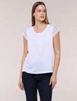 Remera blanca semi holgada de tejido suave, con escote redondo amplio, detalle de frunces en el centro del pecho y mangas cortas de crochet calado con bordes festoneados.