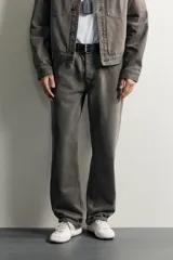 Pantalón de jean estilo straight fit, de corte recto y tiro medio, con efecto lavado en color gris oscuro. Cuenta con diseño clásico de cinco bolsillos y cierre frontal con botones.
