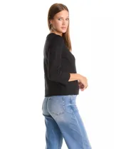 Cardigan de tejido fino en color gris, con cuello redondo, cierre frontal con botones y mangas tres cuartos.