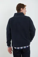 Sweater azul de polar con cuello alto y cierre parcial con cremallera.