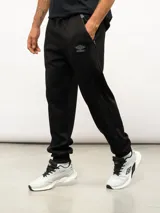 Pantalón de jogging Umbro color negro, con cintura elástica, bolsillos laterales y logo de la marca bordado en la pierna izquierda.