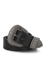 Cinturón de cuero negro con hebilla, pasador y puntera metálicos en color plata envejecida, decorados con grabados florales de estilo western.