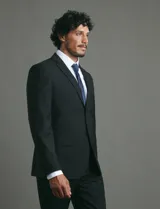 Traje de corte slim fit compuesto por saco de dos botones y pantalón de vestir a juego. Presenta una silueta entallada y moderna.