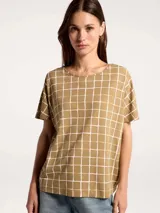 Blusa de manga corta en color tostado, con diseño de cuadrícula en color blanco, escote redondo y corte holgado.