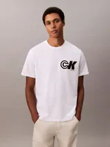 Remera de algodón regenerativo Calvin Klein de corte regular, color blanco, con cuello redondo y mangas cortas. Presenta un estampado gráfico con el monograma de la marca en contraste sobre el pecho.