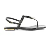 Sandalia casual Via Marte color negro con detalle de aplique geométrico en la tira delantera y pulsera al tobillo con hebilla.