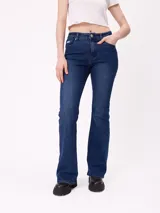 Jean de corte flare con tiro medio, confeccionado en denim azul oscuro con acabado lavado. Presenta diseño de cinco bolsillos, cierre frontal con botón y cremallera, y costuras reforzadas.
