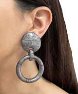 Aros colgantes con ajuste de clip, hechos de resina color gris.