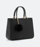 Bolso satchel negro con correa de mano fija y correa bandolera desmontable. Incluye llavero de pompón.