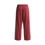 Pantalon de jogging Nike Sportswear Club, color negro con cordón ajustable en la cintura y logo de la marca bordado en blanco. Presenta una línea lateral blanca a lo largo de cada pierna.