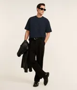 Remera de corte boxy con cuello redondo y mangas cortas, confeccionada en una malla pesada con textura gomosa.