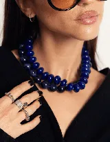 Collar de doble vuelta compuesto por cuentas circulares de color azul intenso con acabado brillante.
