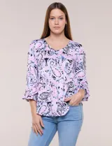 Blusa holgada de manga 3/4 con estampado paisley en tonos rosado, celeste y negro, escote en V y volados en los puños.