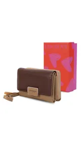 Billetera mediana Lincoln's de símil cuero en combinación de tonos beige y marrón, con presilla frontal, placa metálica con logo grabado y correa de muñeca incorporada.