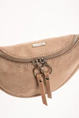 Riñonera negra de gamuza vegana con correa ajustable y cierre plateado.