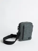 Bandolera negra con correa ajustable y cierre de cremallera.