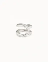 Anillo de metal bañado en plata con diseño curvilíneo de estilo oriental y logo de la marca grabado.