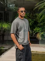 Remera de jersey con efecto teñido, color marrón, de corte holgado y cuello redondo. Presenta un estampado frontal con texto en tonos más oscuros.