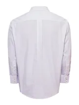 Camisa de vestir a rayas verticales celestes y beige, de corte regular, con cuello italiano, bolsillo en el pecho con logo bordado y cierre con botones.