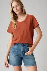 Remera color ladrillo de corte recto y mangas cortas.