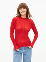 Polera de tejido acanalado en color rojo, con cuello alto y mangas largas.