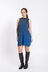 Vestido corto de punto con brillo, sin mangas, cuello redondo y diseño a rayas verticales en tonos azul y negro.