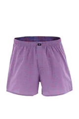 Calzoncillo tipo bóxer de tela a cuadros rojos y azules con cintura elástica.