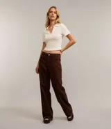 Blusa de manga corta confeccionada en tejido rib de algodón con elastano. Presenta cuello polo con escote en V y diseño ajustado al cuerpo.