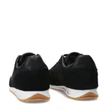 Championes urbanos Umbro modelo Omni, color negro con detalles en blanco y suela de goma color caramelo. Presentan el logo de la marca en el lateral y una combinación de materiales textiles y gamuza.