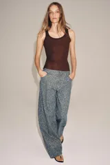 Jeans de tiro medio con corte barrel, confeccionados en denim con estampado floral integral. Presentan diseño de cinco bolsillos, cintura con trabillas y cierre frontal con cremallera y botón.